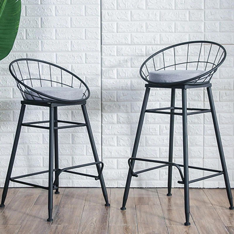 Sgabello da bancone secchiello dal design scandinavo per la casa. Sgabelli da bar imbottiti con base metallo Clearhalo