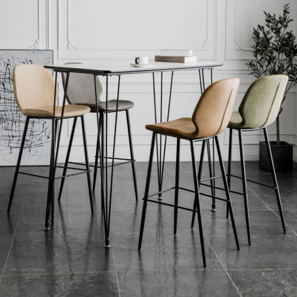 Sgabello da bar con poggiapiedi pelle scandinava con finitura opaca. Sgabello da caffetteria Clearhalo