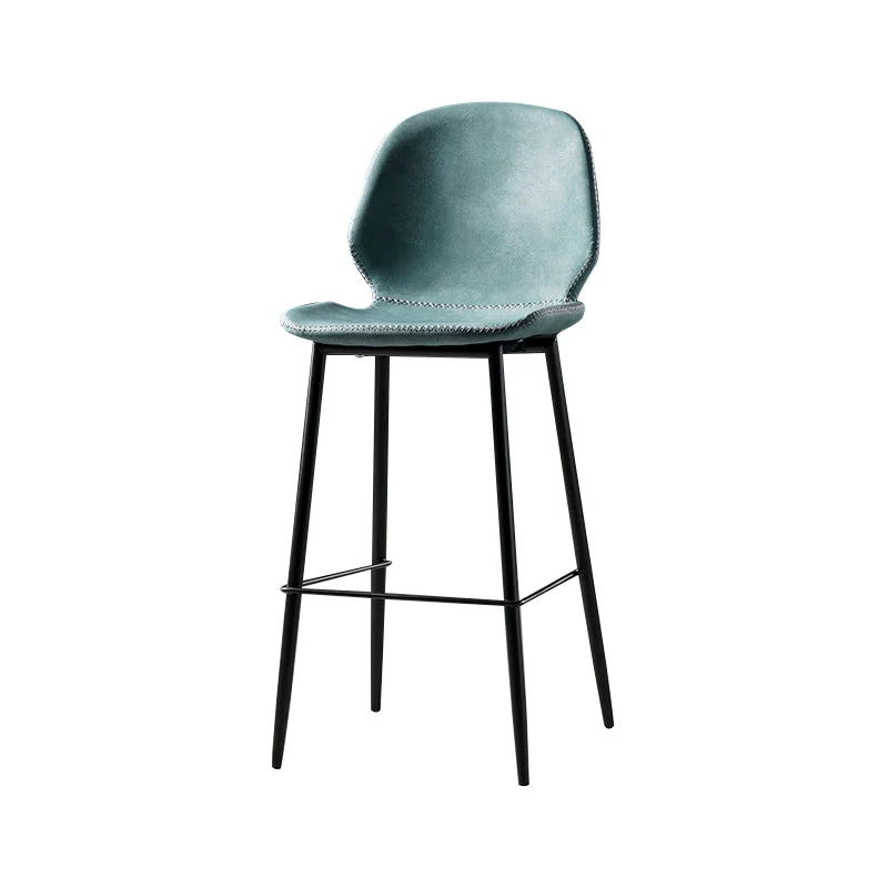 Sgabello da bar con poggiapiedi pelle scandinava con finitura opaca. Sgabello da caffetteria Clearhalo
