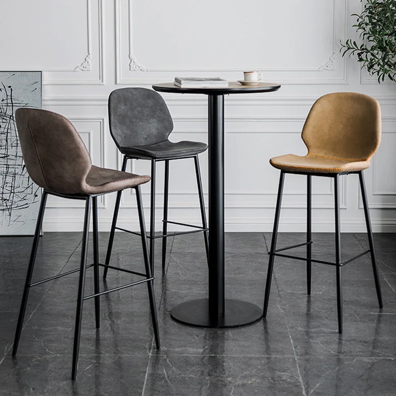 Sgabello da bar con poggiapiedi pelle scandinava con finitura opaca. Sgabello da caffetteria Clearhalo