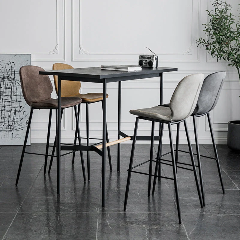 Sgabello da bar con poggiapiedi pelle scandinava con finitura opaca. Sgabello da caffetteria Clearhalo