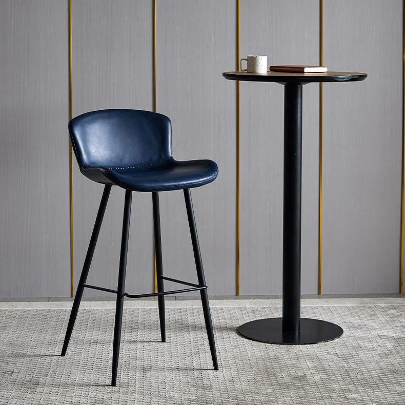 Sgabello da bar con poggiapiedi pelle Scandinavian Home e finitura opaca Clearhalo