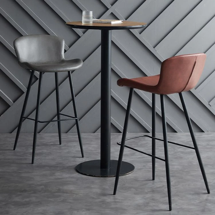 Sgabello da bar con poggiapiedi pelle Scandinavian Home e finitura opaca Clearhalo