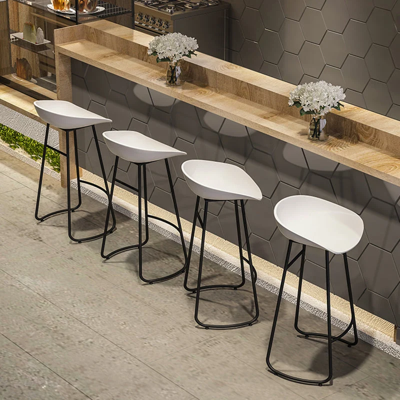 Sgabello da bar ferro con schienale moderno senza braccioli, con sedile acrilico e pedale per bar Clearhalo