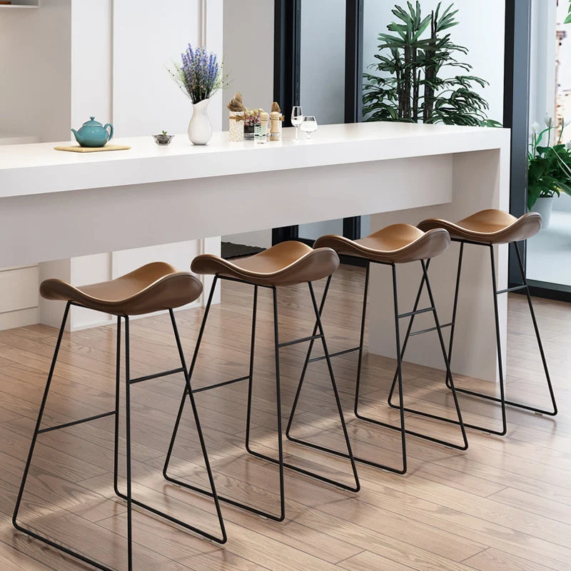 Sgabello da bar imbottito con schienale moderno senza braccioli e base metallo Clearhalo