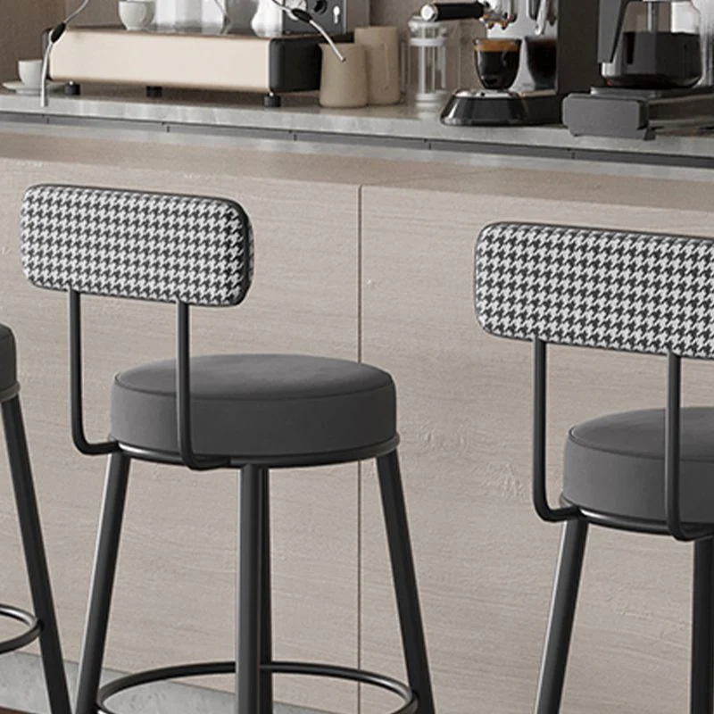 Sgabello da bar moderno con poggiapiedi per negozio di tè al latte, finitura opaca velluto Clearhalo