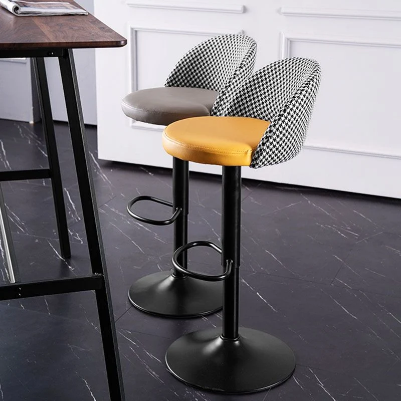 Sgabello da bar moderno con poggiapiedi regolabile altezza. Sgabello imbottito con finitura opaca Clearhalo
