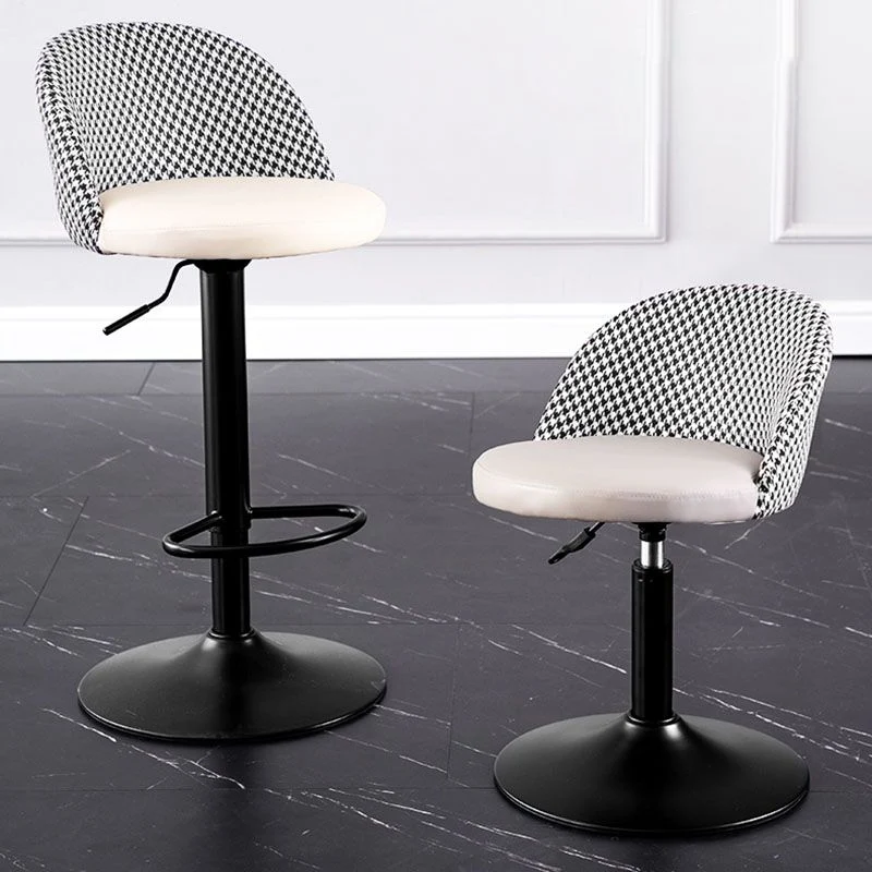 Sgabello da bar moderno con poggiapiedi regolabile altezza. Sgabello imbottito con finitura opaca Clearhalo