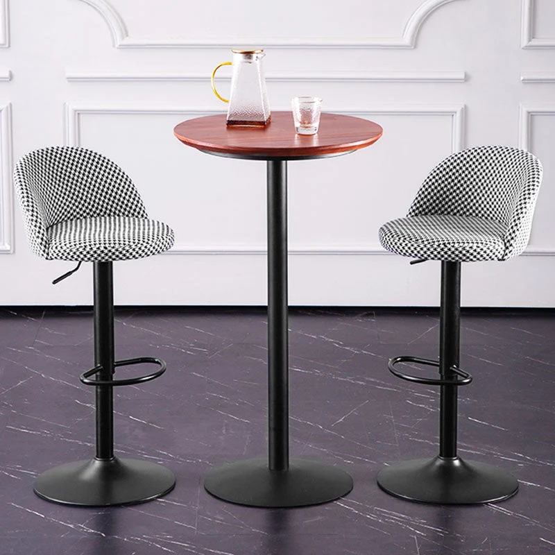 Sgabello da bar moderno con poggiapiedi regolabile altezza. Sgabello imbottito con finitura opaca Clearhalo