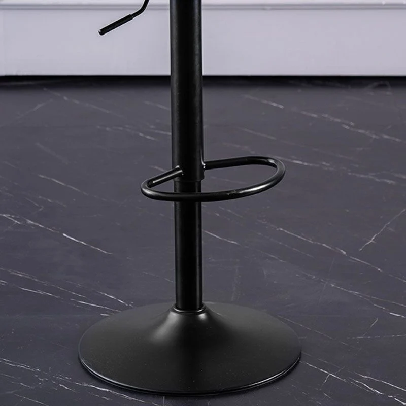 Sgabello da bar moderno con poggiapiedi regolabile altezza. Sgabello imbottito con finitura opaca Clearhalo