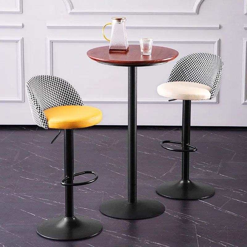Sgabello da bar moderno con poggiapiedi regolabile altezza. Sgabello imbottito con finitura opaca Clearhalo