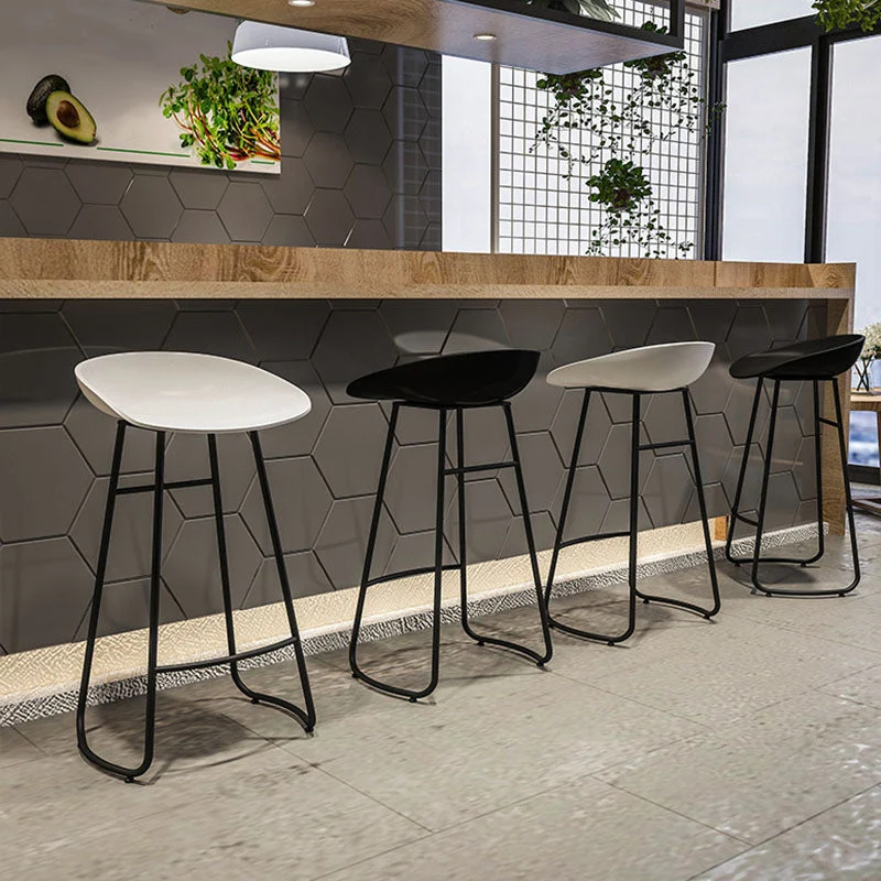 Sgabello da bar moderno ferro con finitura opaca, poggiapiedi, sgabello da tè al latte Clearhalo