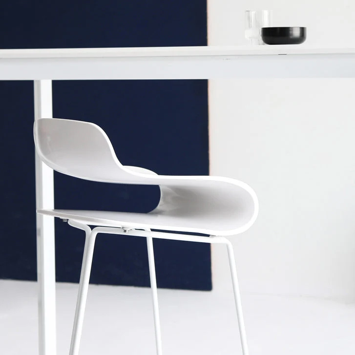 Sgabello da bar poggiapiedi plastica scandinava con finitura opaca. Sgabello da caffetteria Clearhalo