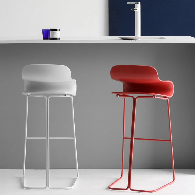 Sgabello da bar poggiapiedi plastica scandinava con finitura opaca. Sgabello da caffetteria Clearhalo
