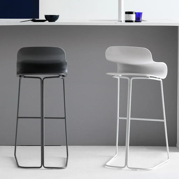 Sgabello da bar poggiapiedi plastica scandinava con finitura opaca. Sgabello da caffetteria Clearhalo