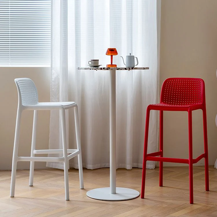 Sgabello da bar quadrato stile moderno con schienale basso e gambe plastica Clearhalo