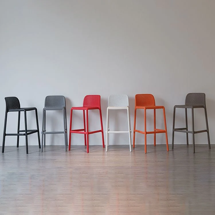 Sgabello da bar quadrato stile moderno con schienale basso e gambe plastica Clearhalo