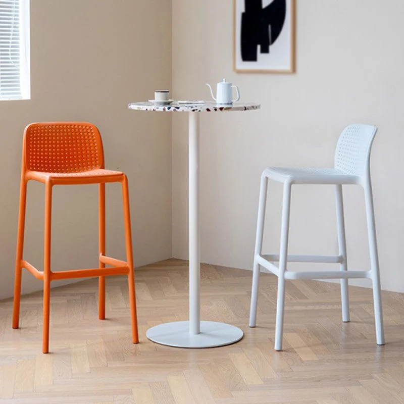 Sgabello da bar quadrato stile moderno con schienale basso e gambe plastica Clearhalo