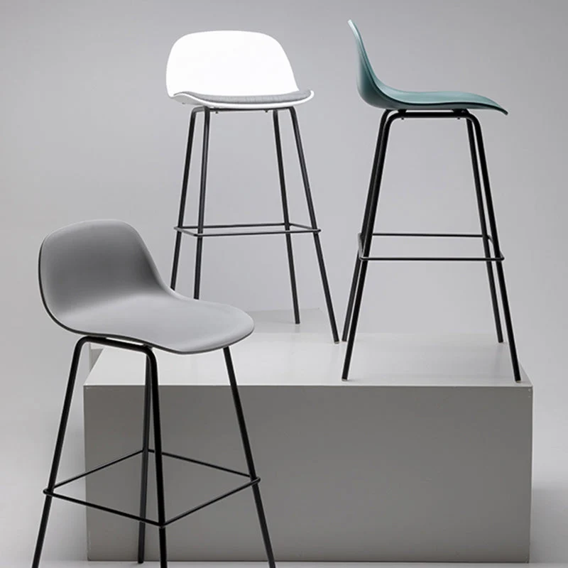 Sgabello da bar scandinavo con schienale basso e finitura opaca Clearhalo