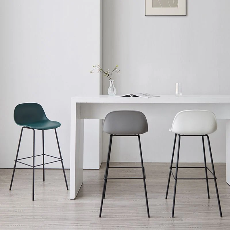 Sgabello da bar scandinavo con schienale basso e finitura opaca Clearhalo