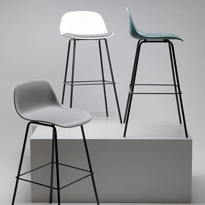 Sgabello da bar scandinavo con schienale basso e finitura opaca Clearhalo