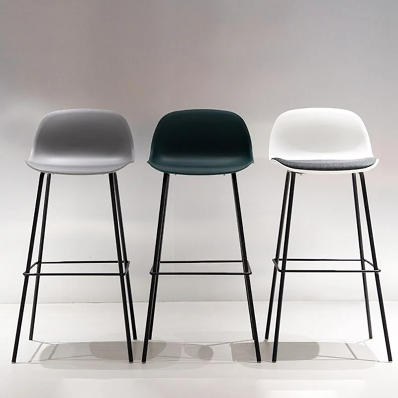 Sgabello da bar scandinavo con schienale basso e finitura opaca Clearhalo