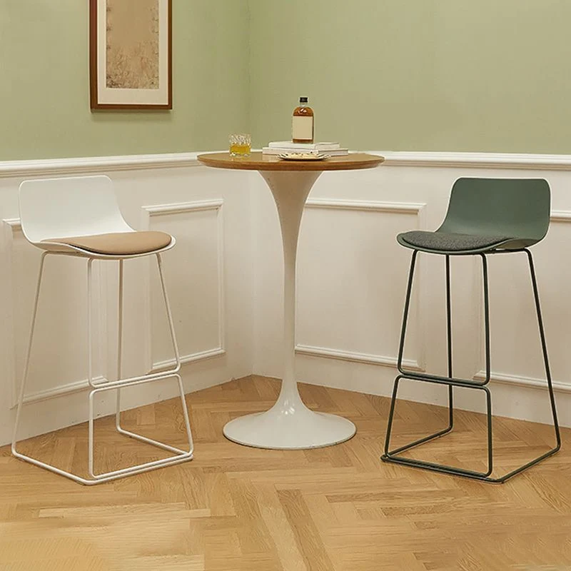 Sgabello da bar scandinavo con schienale basso Sgabello plastica con base metallo Clearhalo