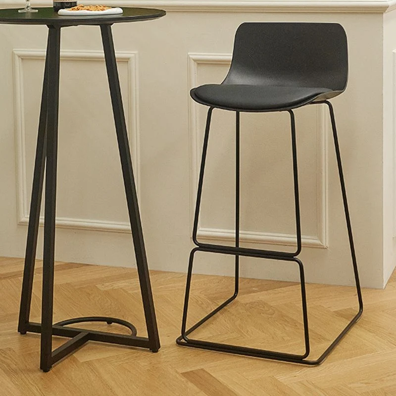 Sgabello da bar scandinavo con schienale basso Sgabello plastica con base metallo Clearhalo