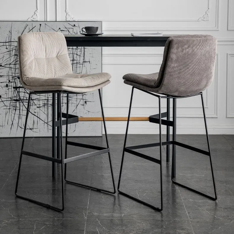 Sgabello da bar scandinavo imbottito con schienale basso e finitura opaca Clearhalo