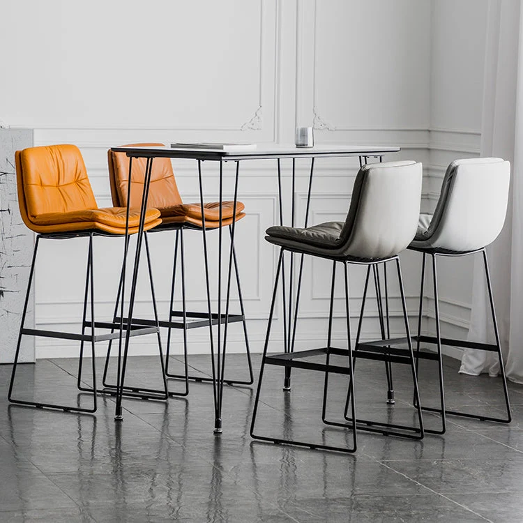Sgabello da bar scandinavo imbottito con schienale basso e finitura opaca Clearhalo