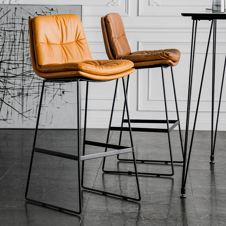 Sgabello da bar scandinavo imbottito con schienale basso e finitura opaca Clearhalo