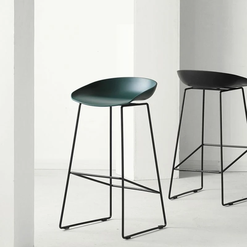 Sgabello da bar semplice nordico per interni Sgabello alto acciaio con schienale basso e seduta plastica Clearhalo
