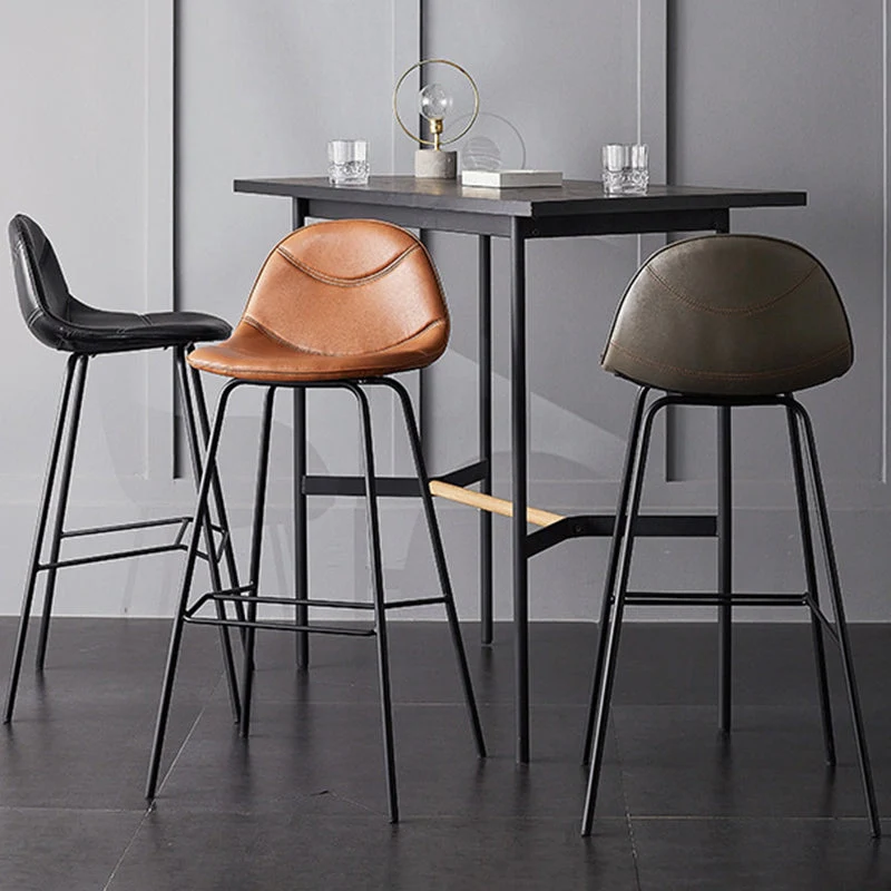 Sgabello da bar stile moderno con sedile avvolgente, sgabello da bar con gambe metallo per la casa Clearhalo
