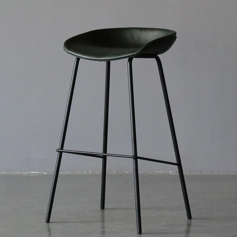 Sgabello con schienale basso imbottito con poggiapiedi con finitura opaca. Sgabello industriale pelle per la casa Clearhalo