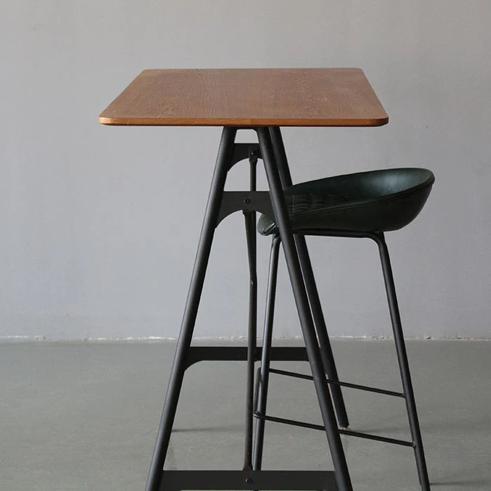 Sgabello con schienale basso imbottito con poggiapiedi con finitura opaca. Sgabello industriale pelle per la casa Clearhalo