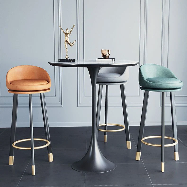 Sgabello poggiapiedi scandinavo per la casa Sgabelli da bar imbottiti con finitura opaca Clearhalo