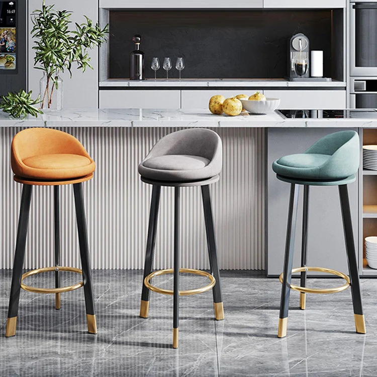 Sgabello poggiapiedi scandinavo per la casa Sgabelli da bar imbottiti con finitura opaca Clearhalo