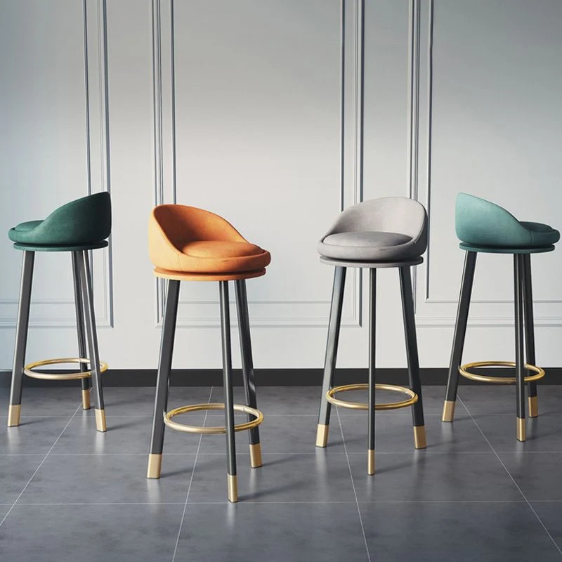 Sgabello poggiapiedi scandinavo per la casa Sgabelli da bar imbottiti con finitura opaca Clearhalo