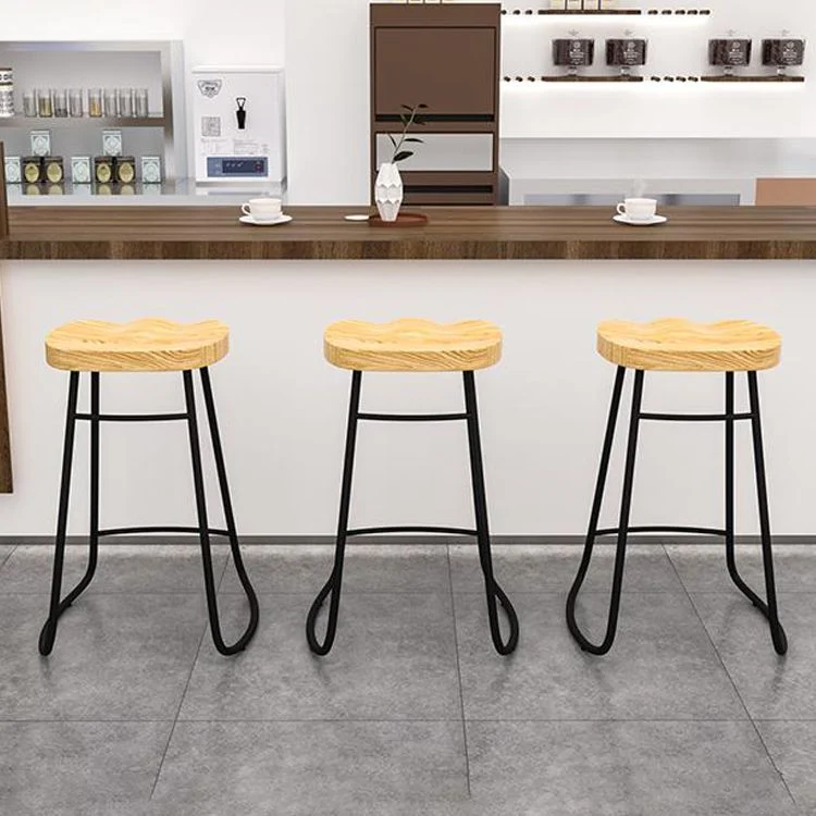 Sgabello da ristorante moderno con poggiapiedi legno massello naturale Clearhalo