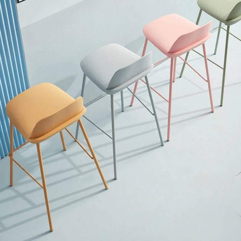 Sgabello da salotto scandinavo con schienale basso Sgabello da bar plastica con finitura opaca Clearhalo