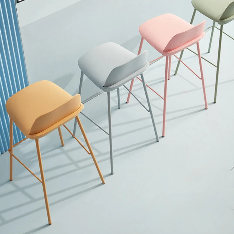 Sgabello da salotto scandinavo con schienale basso Sgabello da bar plastica con finitura opaca Clearhalo