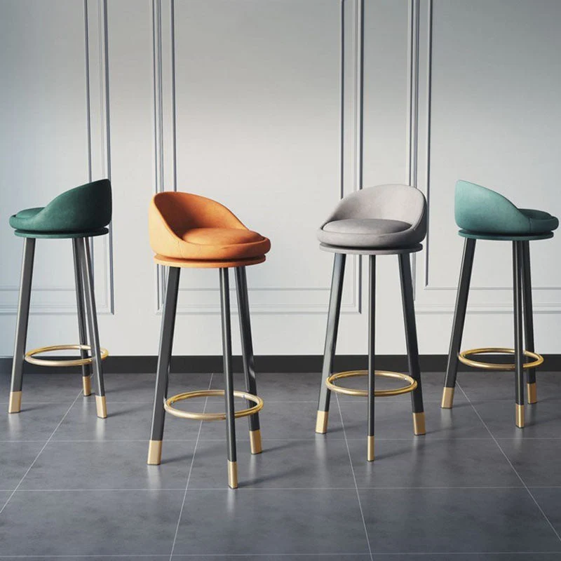 Sgabello scandinavo con schienale basso Sgabello girevole imbottito con finitura opaca Clearhalo