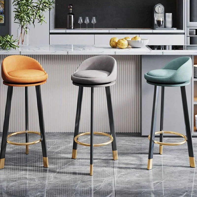 Sgabello scandinavo con schienale basso Sgabello girevole imbottito con finitura opaca Clearhalo