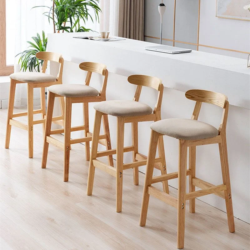 Sgabello scandinavo imbottito con poggiapiedi con schienale basso Sgabello da bar legno di gomma con finitura opaca Clearhalo