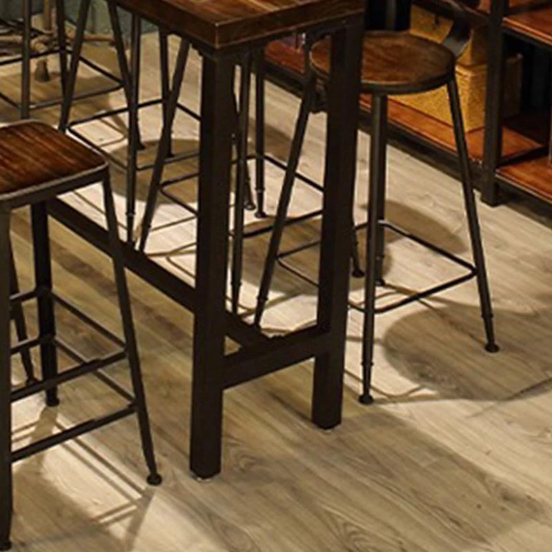 Tavolo da bar con piano legno di pino Tavolo da pranzo da bar industriale con base cavalletto nero Clearhalo
