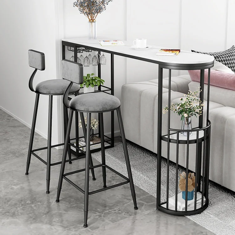 Tavolo da bar forma libera con piano pietra bianca e struttura metallo per la casa Clearhalo