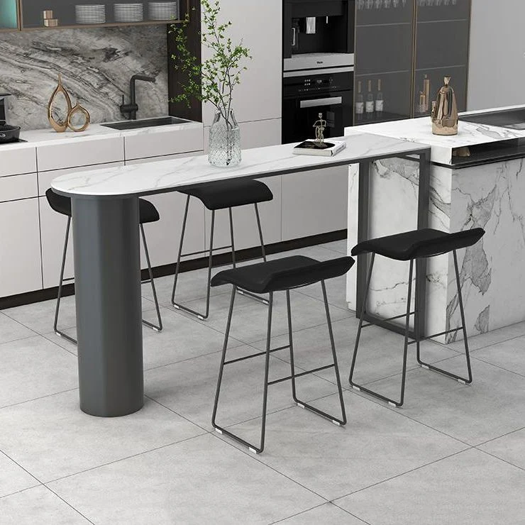 Tavolo da bar industriale di forma irregolare con piano pietra sinterizzata Tavolo da bistrot industriale con doppio piedi...
