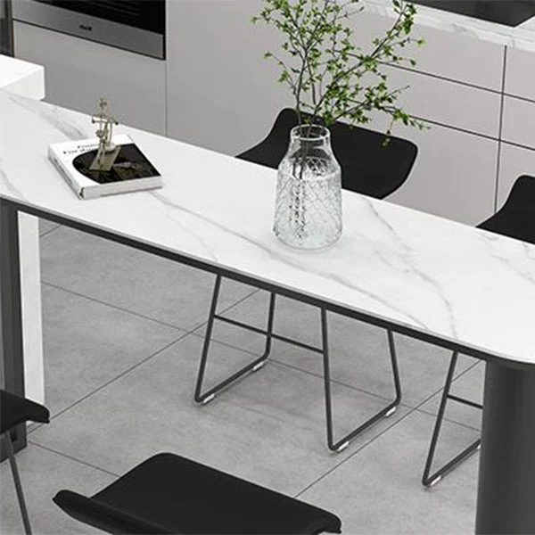 Tavolo da bar industriale di forma irregolare con piano pietra sinterizzata Tavolo da bistrot industriale con doppio piedi...
