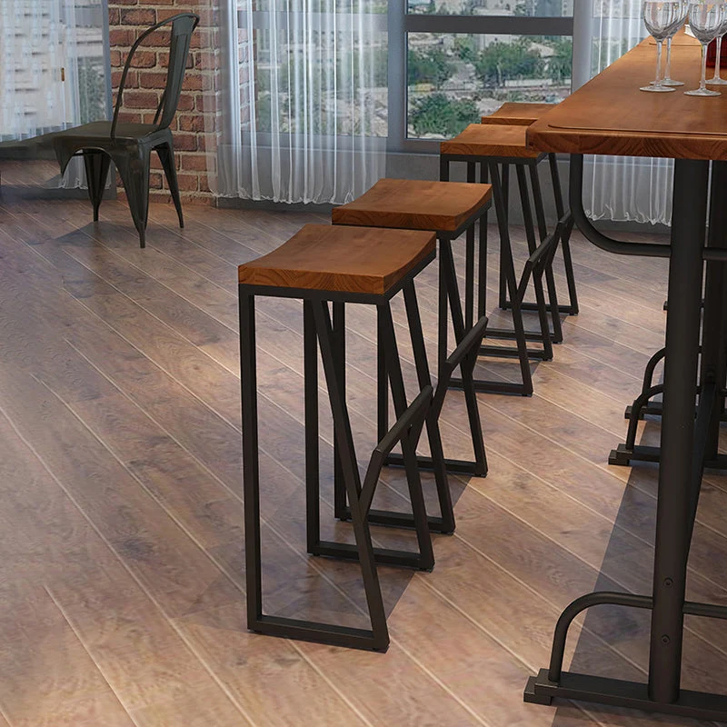Tavolo da bar industriale rettangolare legno di pino con base cavalletto nero Clearhalo