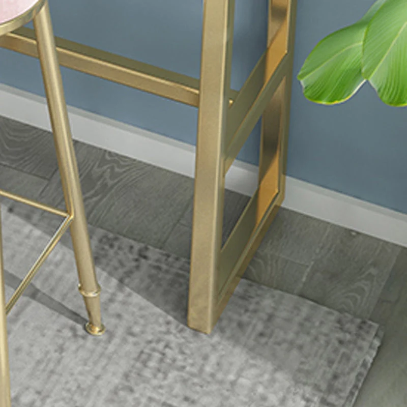 Tavolo Glam marmo bianco con piano rettangolare su cavalletto dorato - 41,3" H Clearhalo